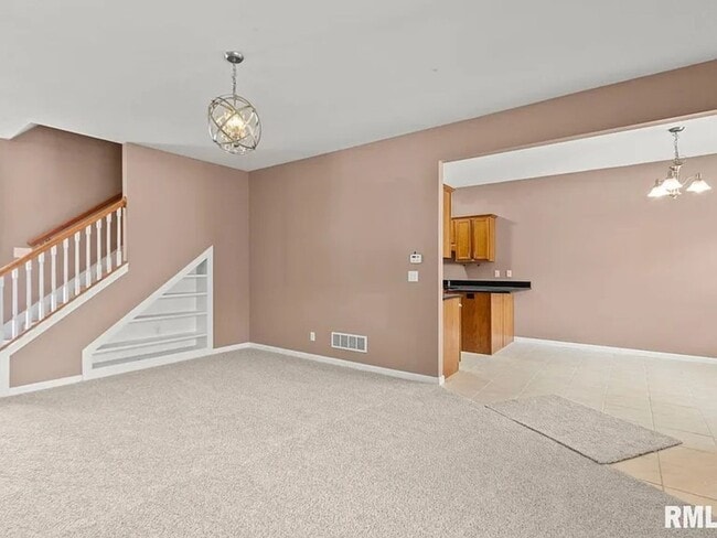 Building Photo - Charming 3BR Townhome in Peoria