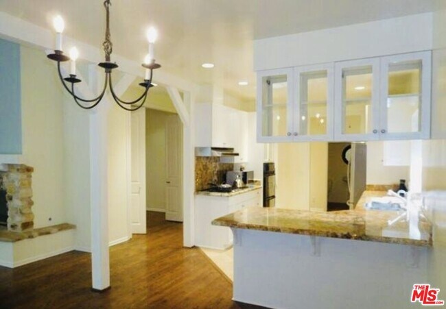 Foto del edificio - 818 N Beverly Glen Blvd