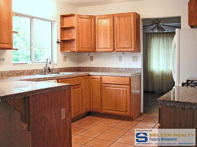 Foto del edificio - Roomy 3 bedroom home on Ukiah's Westside!