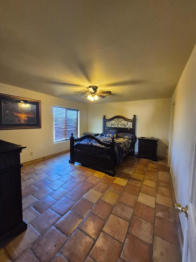 Building Photo - 6740 E Dixileta Dr