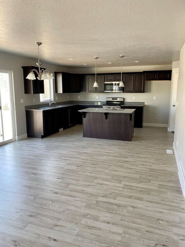 Foto del edificio - Incredible New Build Home for Rent in Sara...