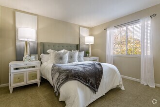 1BR, 1BA - 750SF - Sherwood at Iron Point