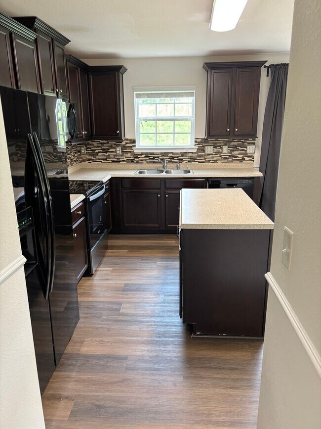 Foto del edificio - Large Four Bedroom Home In North Charlotte