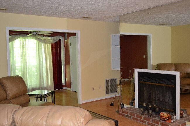 Building Photo - Spacious 1 Bedroom Condo In Lake Ridge