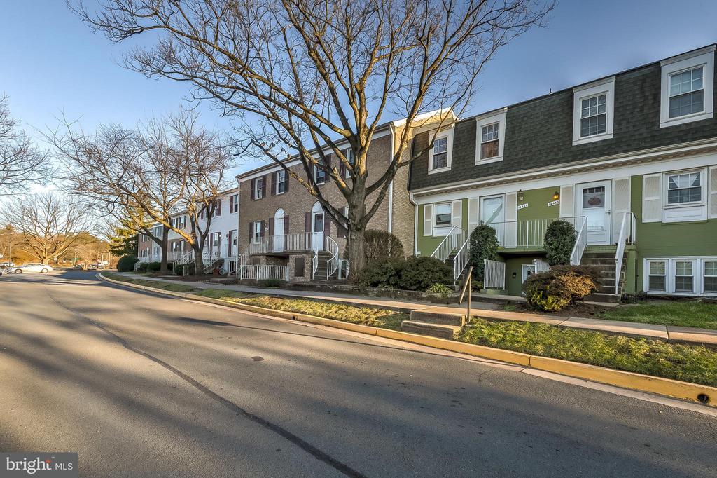 14431 St Germain Dr, Centreville, VA 20121 Room for Rent in