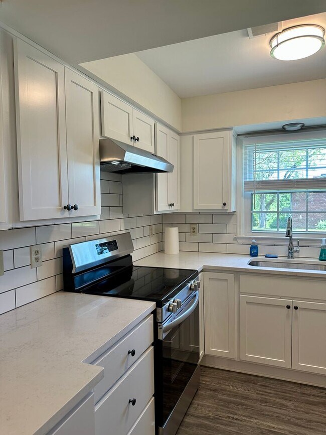 Building Photo - 185 S. Eagle Creek