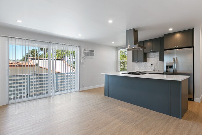 Building Photo - 2726 Alsace Ave