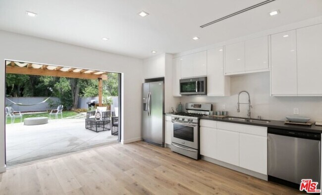 Building Photo - 6046 Fallbrook Ave