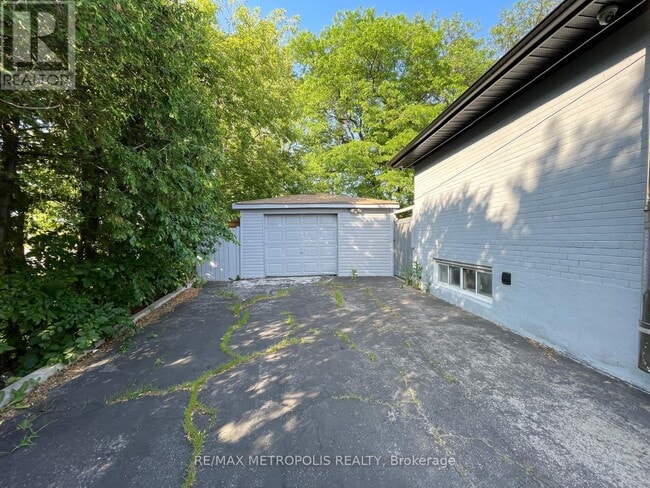 Building Photo - 575 Third Line