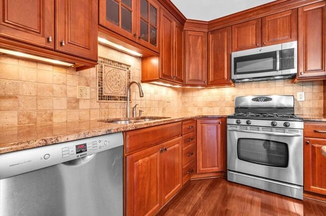 Foto del edificio - 1719 Lakecliffe Dr