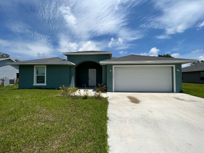 Foto del edificio - Amazing, 4 Bedroom, 2 Bathroom Home in Palm Bay!!