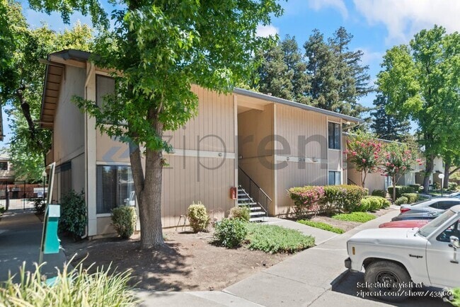 Building Photo - 2131 Northwood Cir