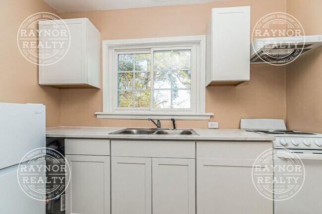 Foto del edificio - 643-643 Kenwood Ave