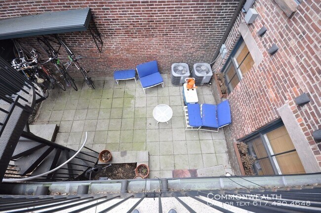 Foto del edificio - South End 1st floor patio 2 bed NO FEE 9/1