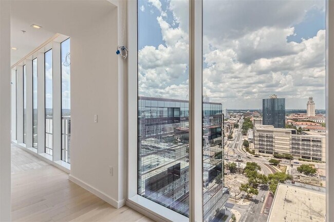 Foto del edificio - 313 W 17th St