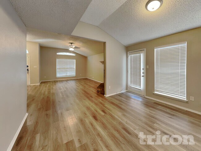 Foto del edificio - 327 Moss Hill Dr