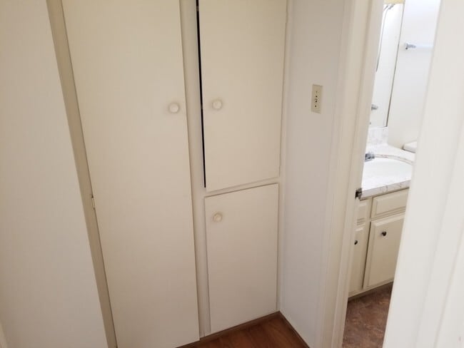 Building Photo - 1605 Barry Ave