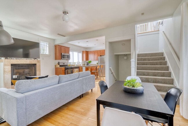 Building Photo - 915 SE 29th Ave