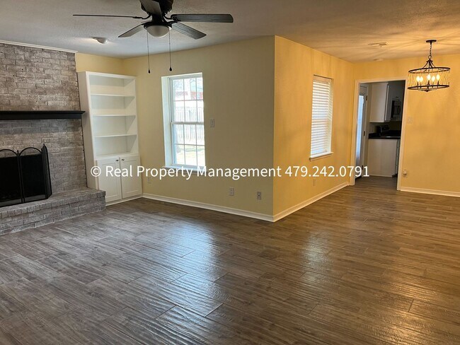 Building Photo - MOVE IN READY! Beautiful 3B/2B Newly Remod...