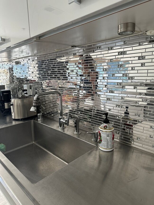 Foto del edificio - Available Now!