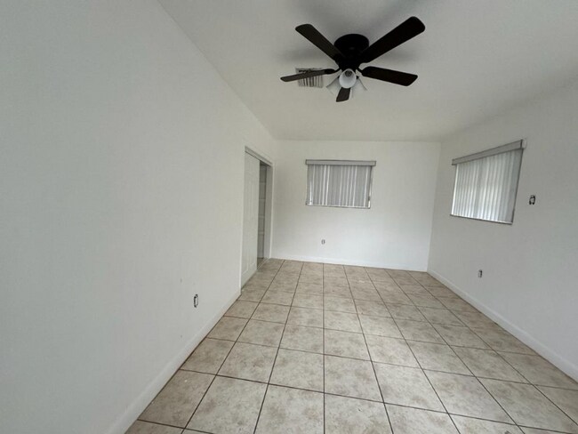 Foto del edificio - 655 NE 151st St