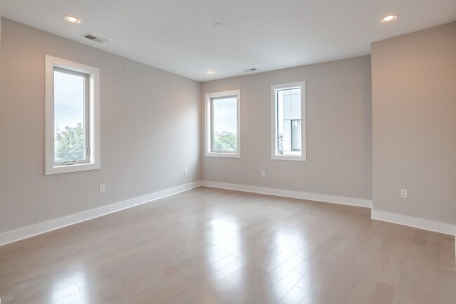 Foto del edificio - Northern Liberties Townhome with attached Garage