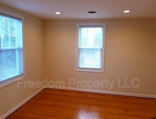 Building Photo - 154 Beecher St