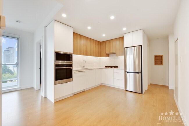 Photo du bâtiment - Bright & Spacious 2 Bedroom 2 Bathroom Corner Condo with Panoramic Views in Surrey Central