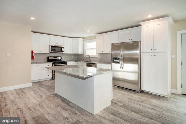 Foto del edificio - 915 Hillside Dr