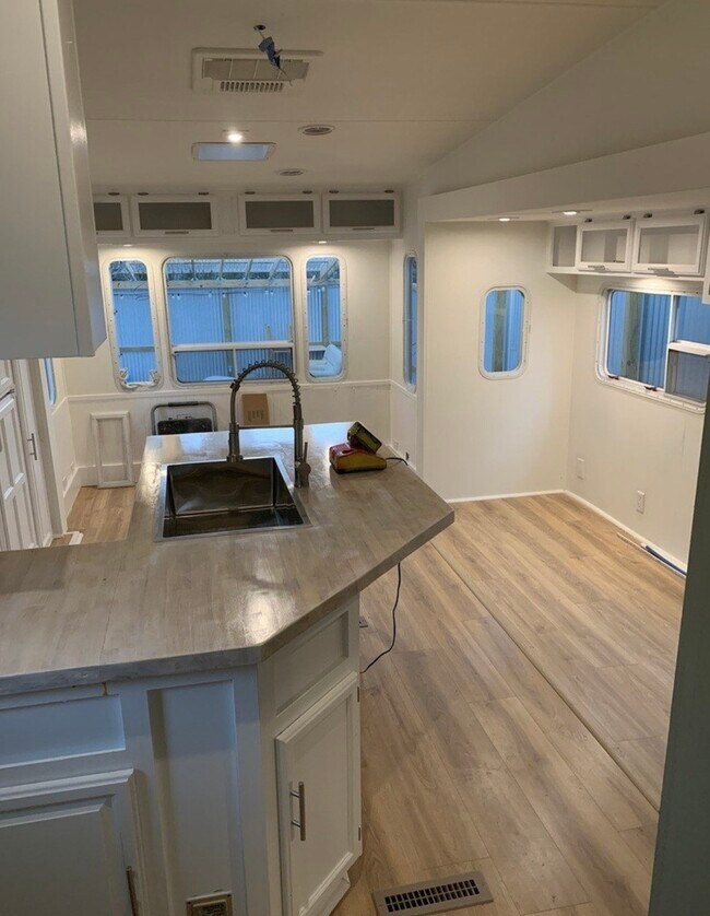 Foto del edificio - 755 Elmhurst Dr