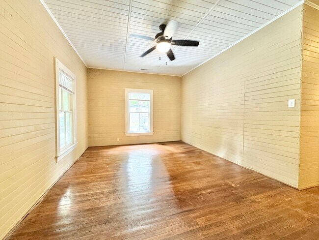 Building Photo - 2 Bedroom in College Hill Convenient to UN...