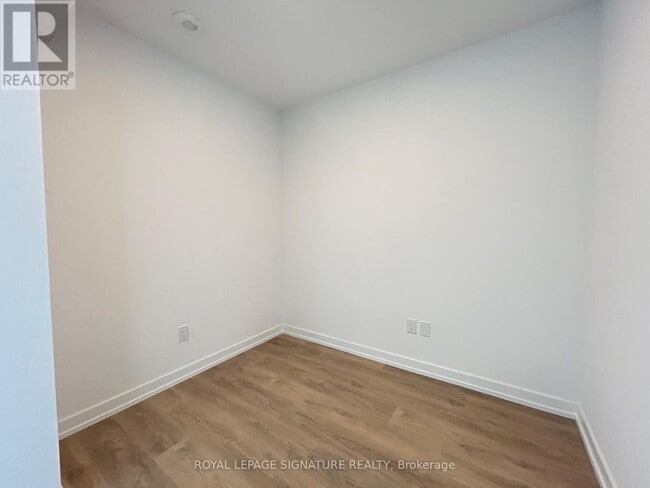 Photo du bâtiment - 1100-1100 Sheppard Ave W