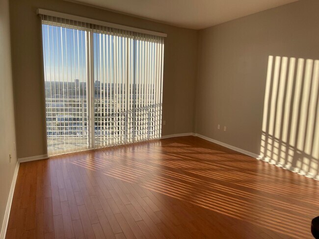 Building Photo - 1551 N Flagler Dr