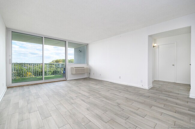 Foto del edificio - 1 Strawberry Hill Ave