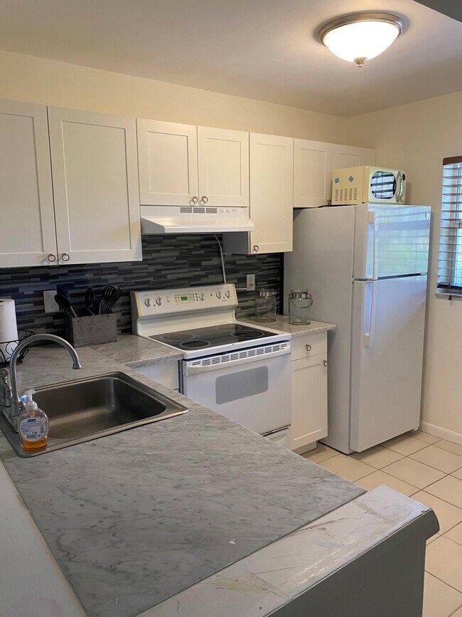 Building Photo - 207 Tropic Isle Dr