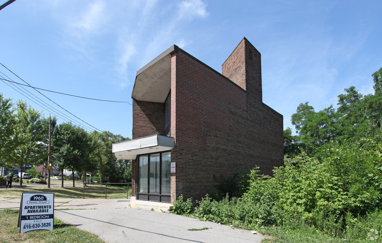 Building Photo - 1960 Keele St