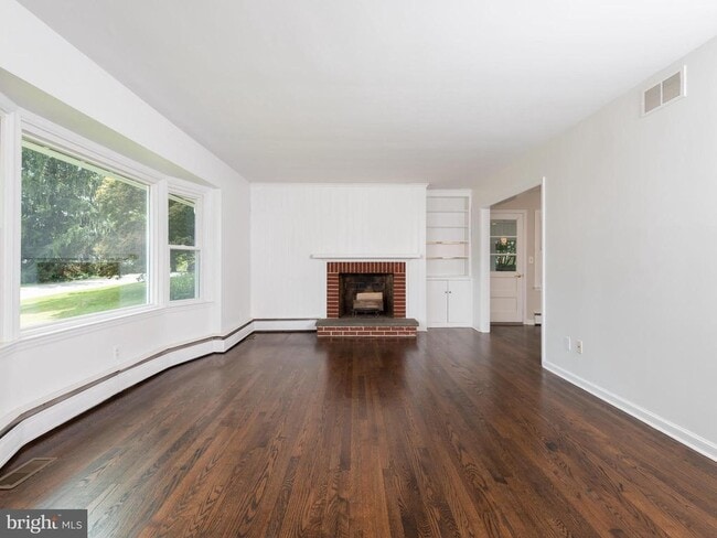 Building Photo - 840 Rosary Ln