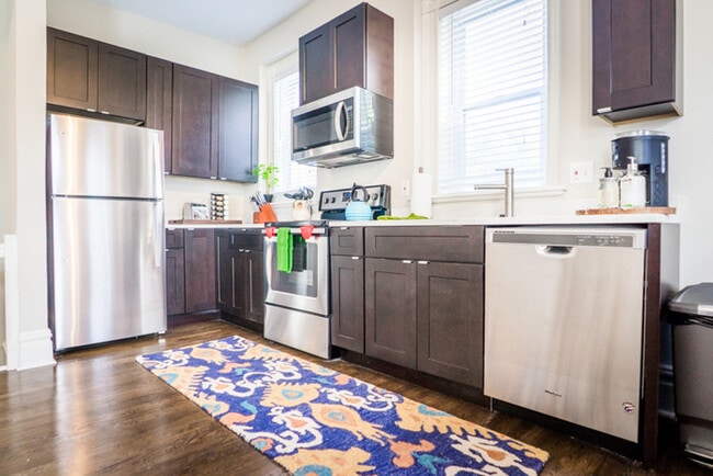 Building Photo - Updated 3Bd 2Bth Condominium in the Heart ...