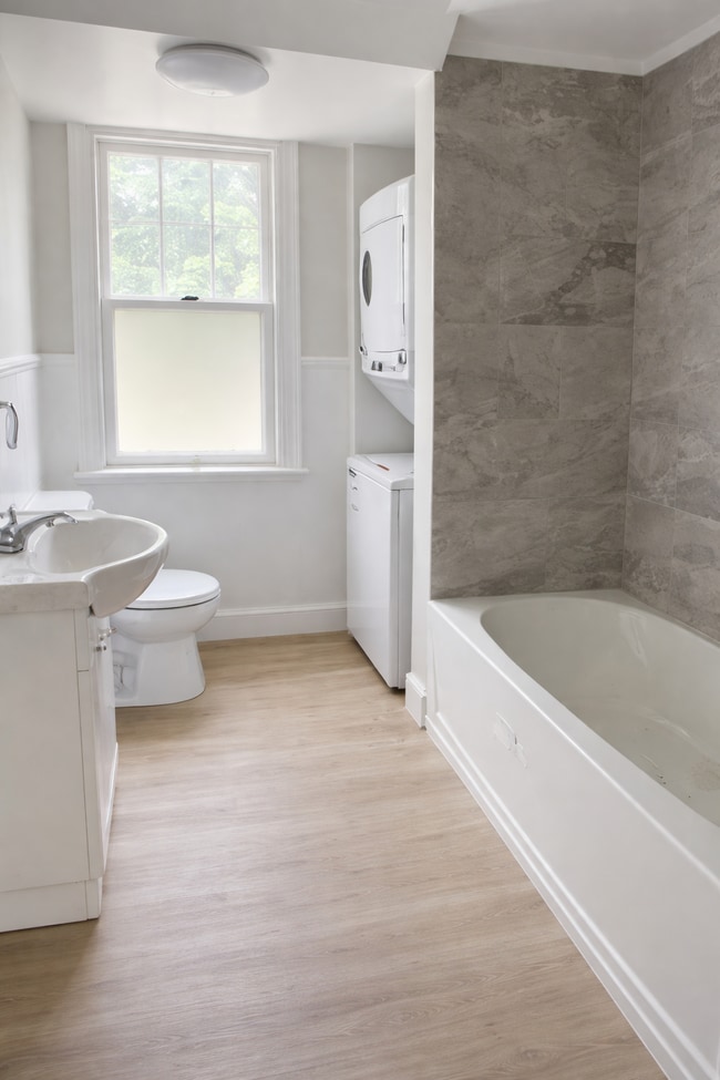 Building Photo - 428 Thorold Rd