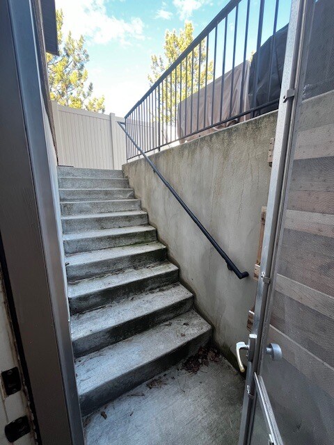 Escaleras - 739 S Rice Rd