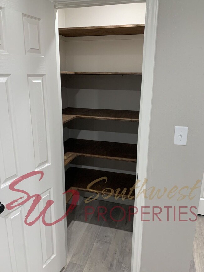 Building Photo - Completely updated and modern 3 bedroom