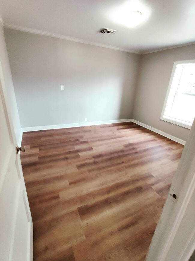 Foto del edificio - 5154 Raymond Ave