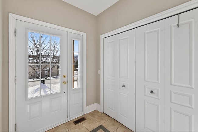 Building Photo - 521 Rue Principale