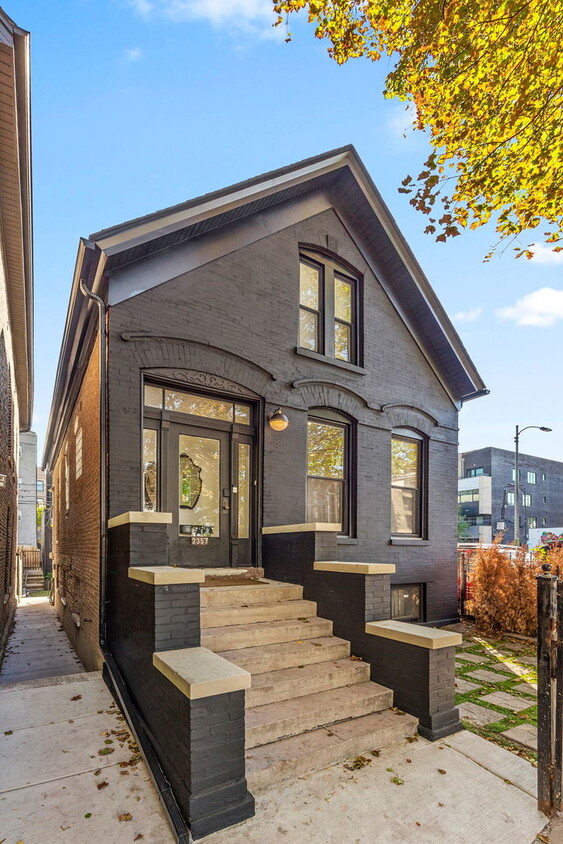 Primary Photo - 2357 W Moffat St