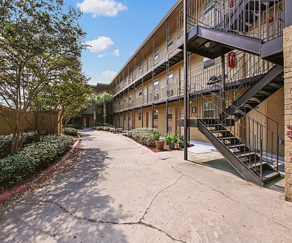 Grounds - Riverview Apartments