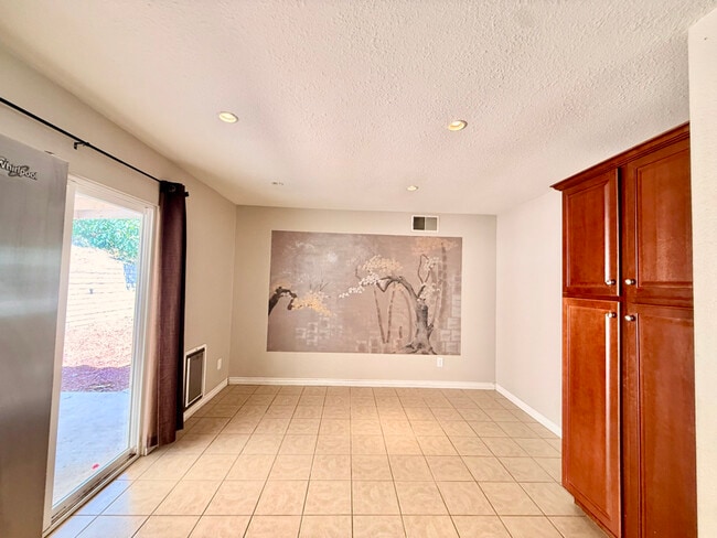 Foto del edificio - 932 Blossom Hill Dr
