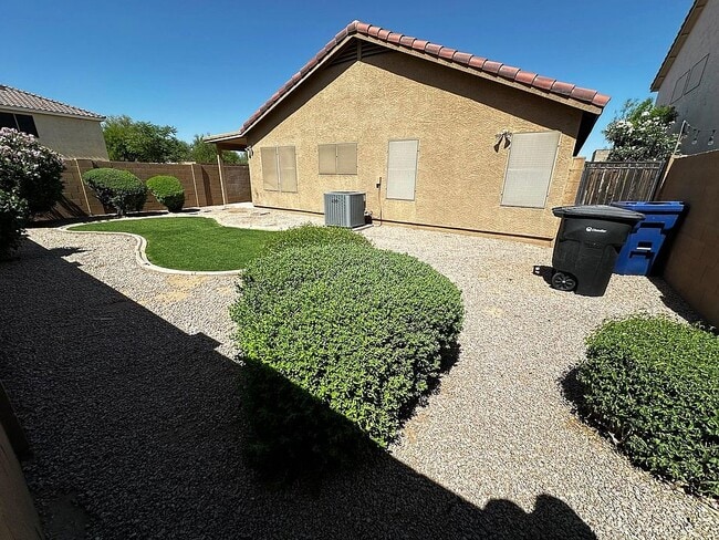 Building Photo - 2911 E Cherry Hills Dr