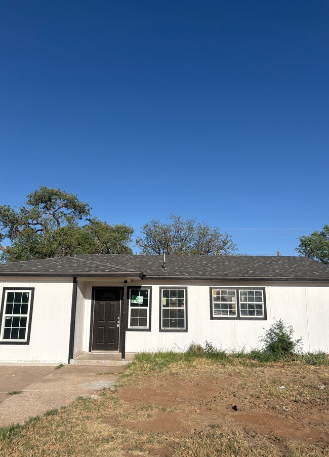 Building Photo - 209 Redbud Ave