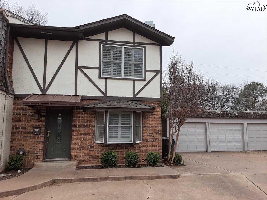 Primary Photo - 2413 Lou Ln