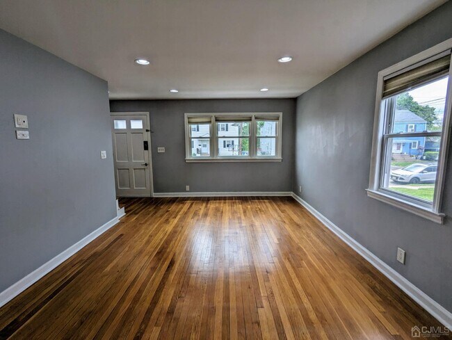Building Photo - 48 Moffett St